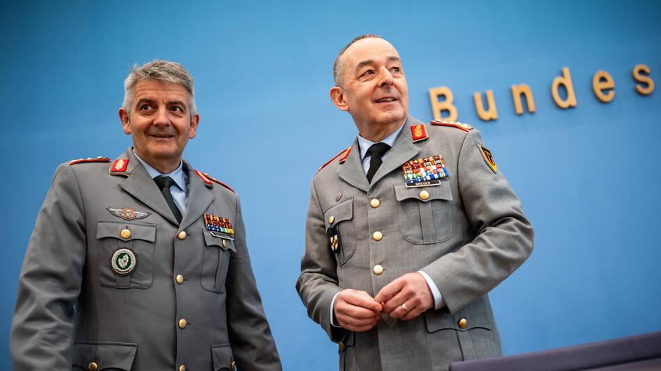 Pressekonferenz zur Militärübung Quadriga