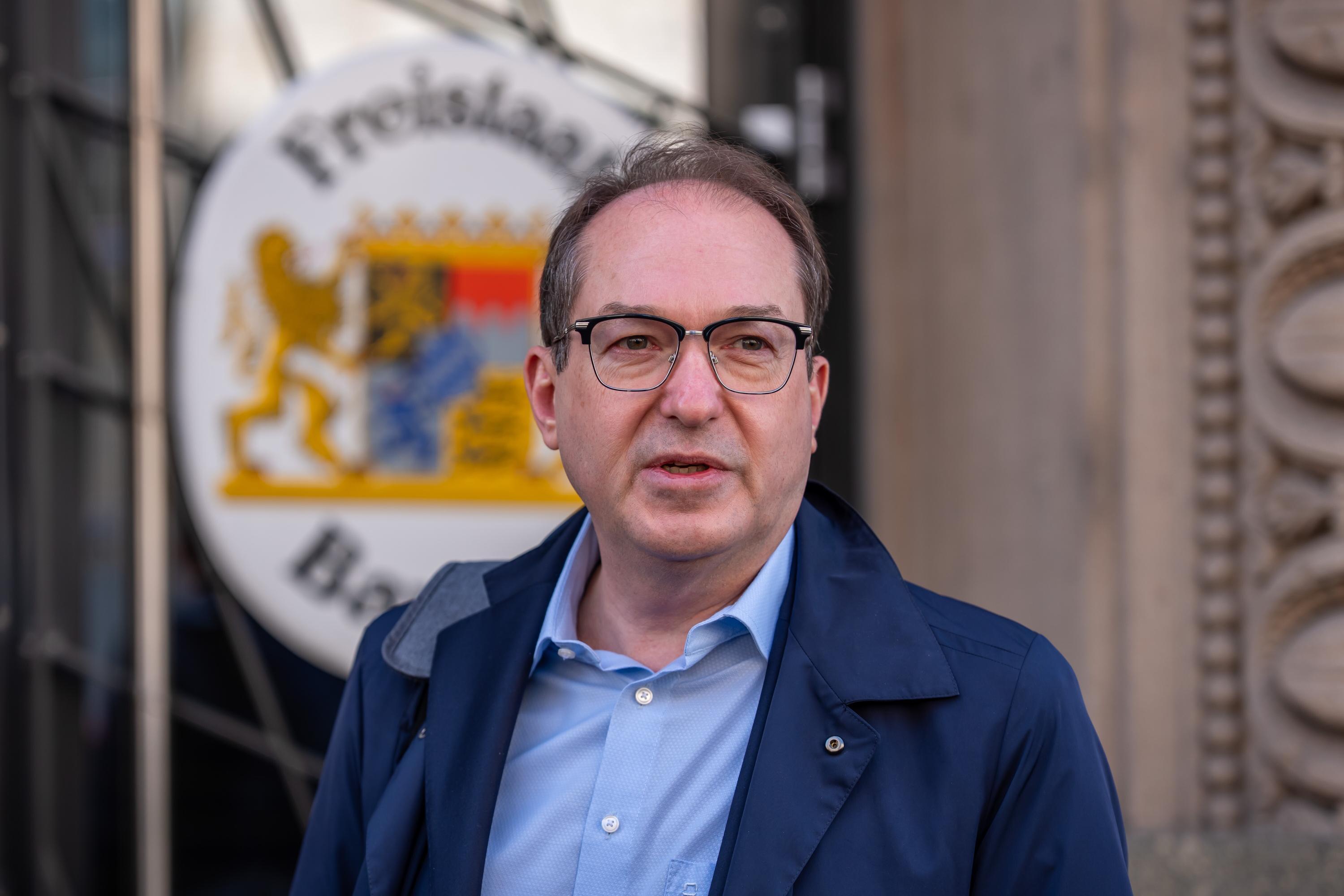 Eilmeldung: Dobrindt Lässt Grenzkontrollen Erneut Verlängern – Was Bedeutet Das Für Sie? - sohd04e