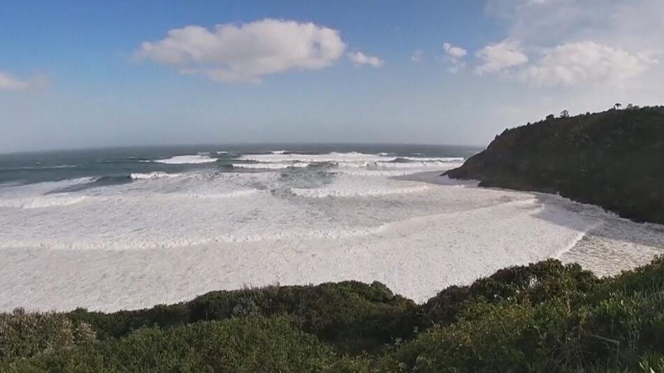 Springtide an einer Küste in Südafrika