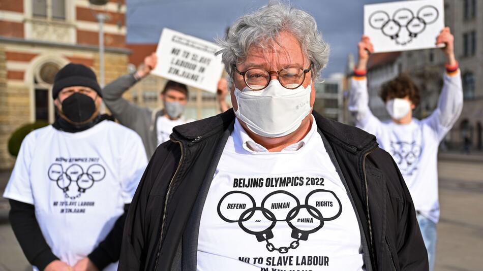 Reinhard Bütikofer trägt ein T-Shirt mit dem Aufdruck "Defend Human Rights in China" (Archivbild)