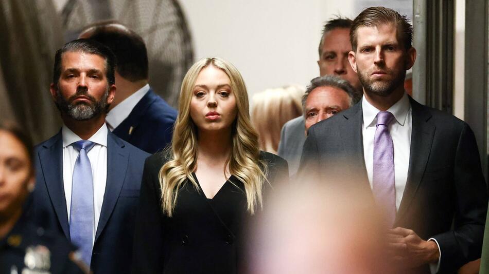 Donald Trump Jr., Tiffany Trump und Eric Trump (v.l.) haben ihren Vater Donald Trump am Dienstag ...