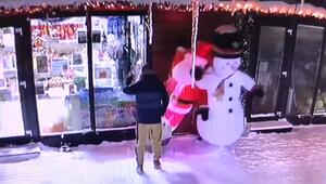 Dreister Deko-Klau: Männer entführen Weihnachtsmann und Schneemann