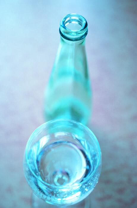 Wasserglas und Wasserflasche