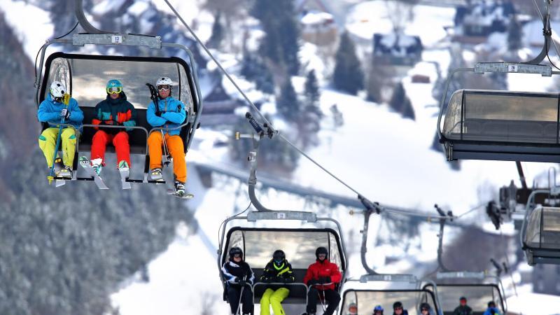 Skifahrer im sächsichen Skigebiet