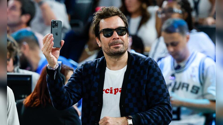 Jimmy Fallon besuchte am Wochenende die Olympischen Spiele in Paris - hier ist beim Basketball ...