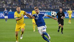 Zweikampf zwischen Eintracht Braunschweigs Ehlers und Schalkes Karaman im August 2024. 