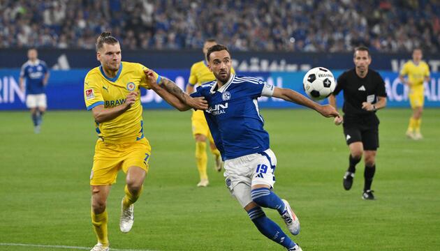 Zweikampf zwischen Eintracht Braunschweigs Ehlers und Schalkes Karaman im August 2024. 