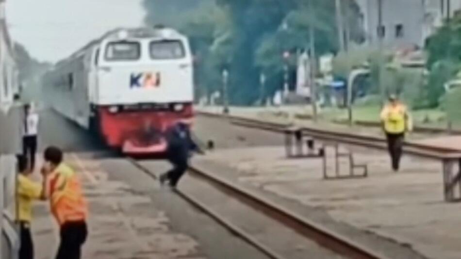Mann rennt über Gleise
