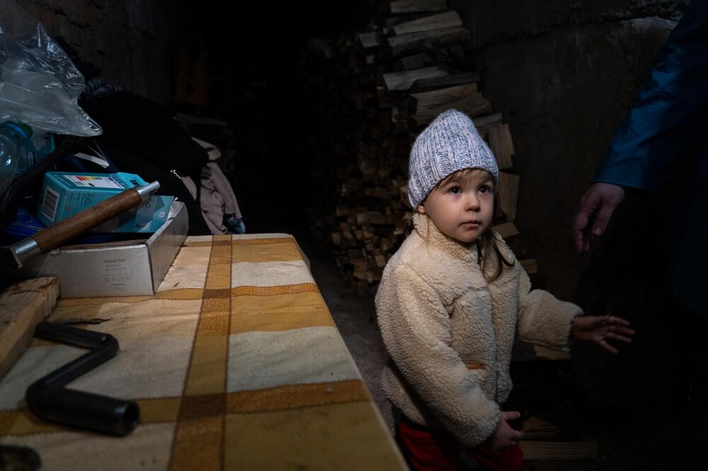 Ein kleines Kind in Lyman, Ukraine