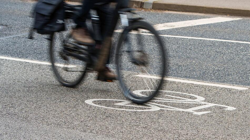 Fahrrad-Piktogramme auf Fahrbahnen