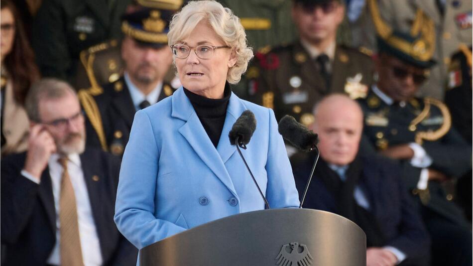 Verteidigungsministerin Christine Lambrecht bei einer Rede.