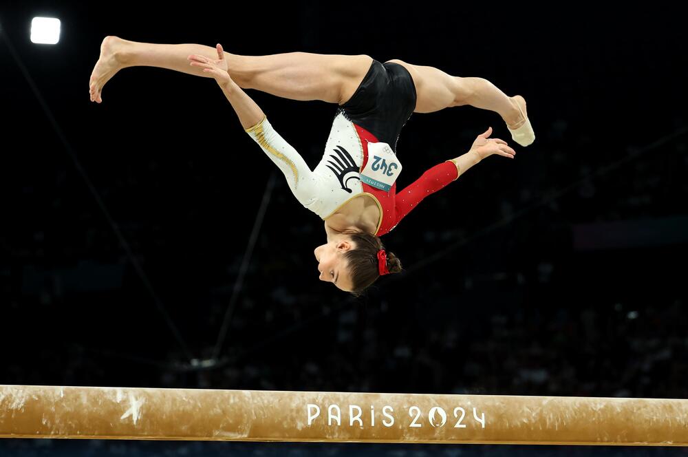 Helen Kevric turnt auf dem Schwebebalken