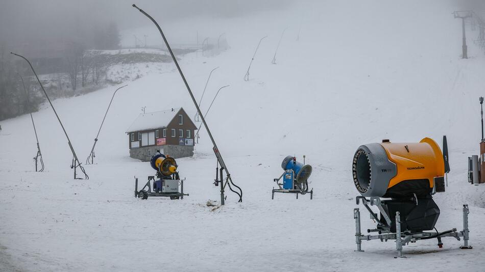 Vorbereitungen für die Skisaison im Erzgebirge