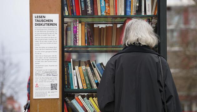 Frau vor Bücherschrank