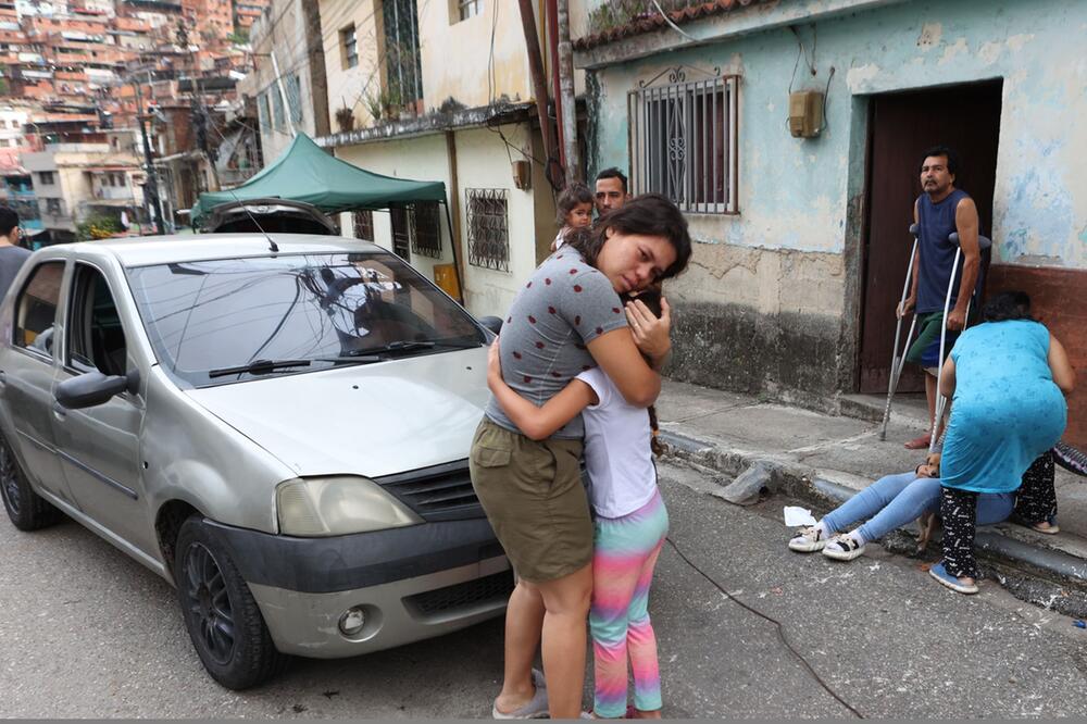 Mitgefühl: Eine Frau umarmt ein Kind nach einem Erdbeben in Caracas, Venezuela.