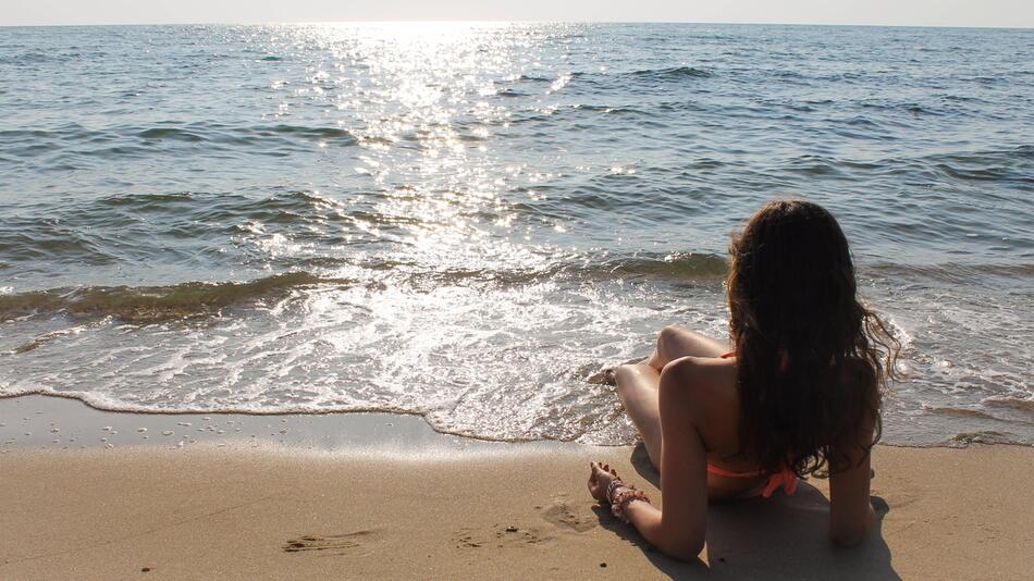 Junge Frau am Strand