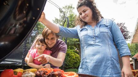 Zu kräftig gegrillte Würstchen: Gesundheitsrisiko für Kinder