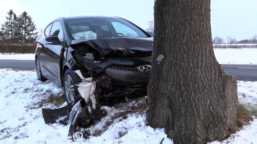 Glätte in Niedersachsen - Unfall in Schüttorf