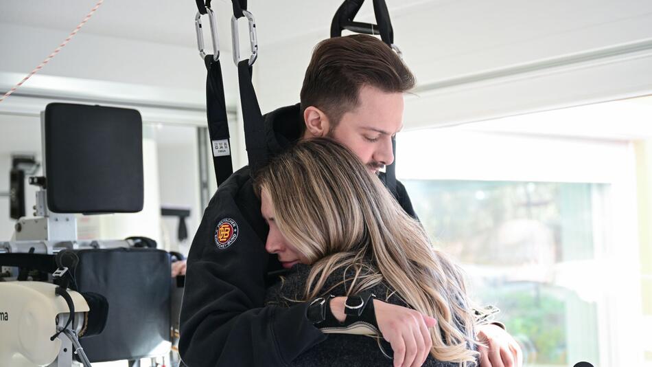Der querschnittgelähmte Eishockeyspieler Mike Glemserin der Reha mit seiner Freundin Lara Lindmayer