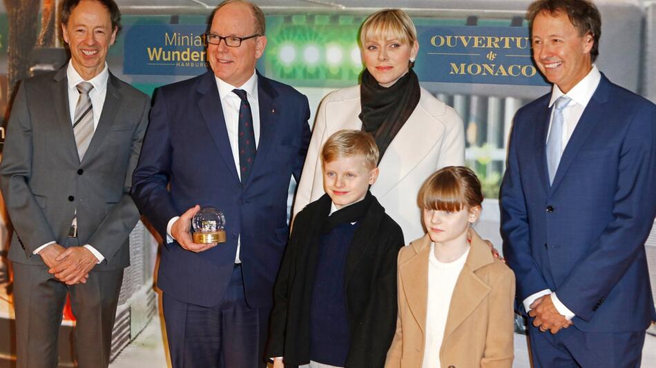 Fürst Albert II., Fürstin Charlène und die Kinder Jacques und Gabriella in Hamburg.