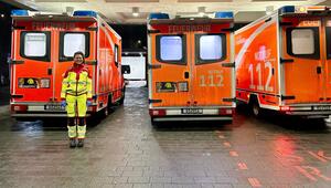 Rettungssanitäterin Joanna vor Rettungswagen