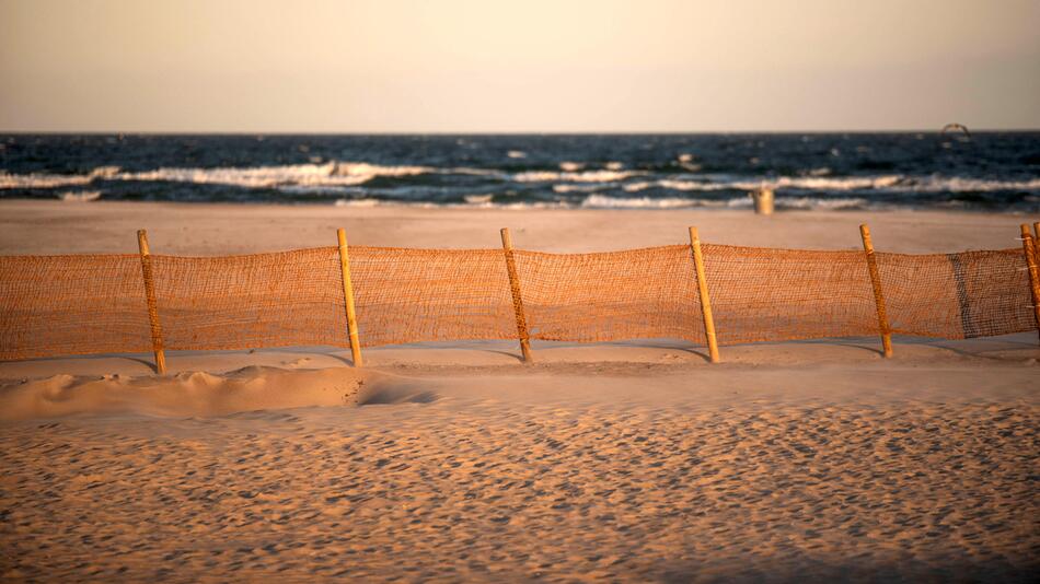 Kaltes sonniges Wetter an der See in Warnemünde