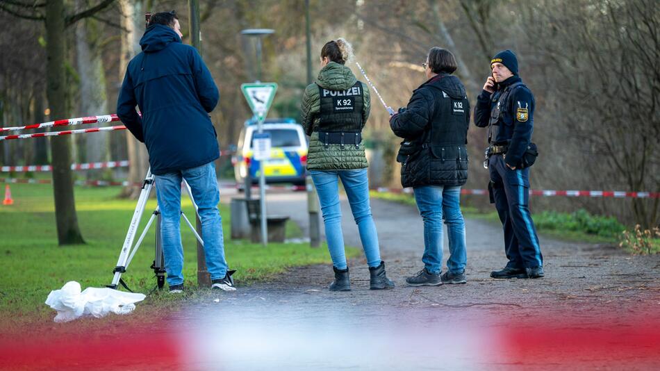 Schwerverletzte Person auf offener Straße gefunden