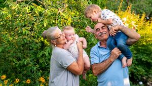 großeltern draußen mit Enkelkindern