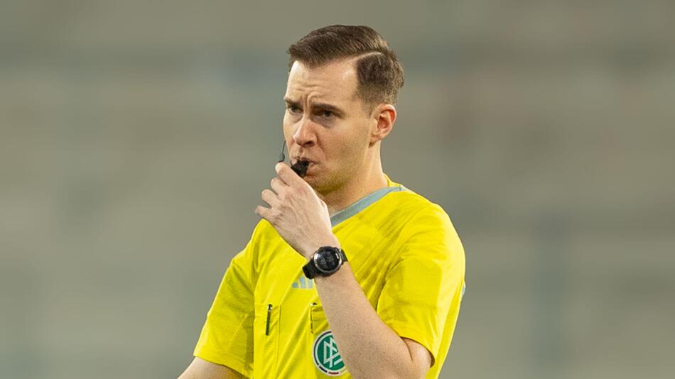 Schiedsrichter Martin Speckner pfeift im Spiel Ingolstadt gegen Bielefeld eine Abseitsstellung