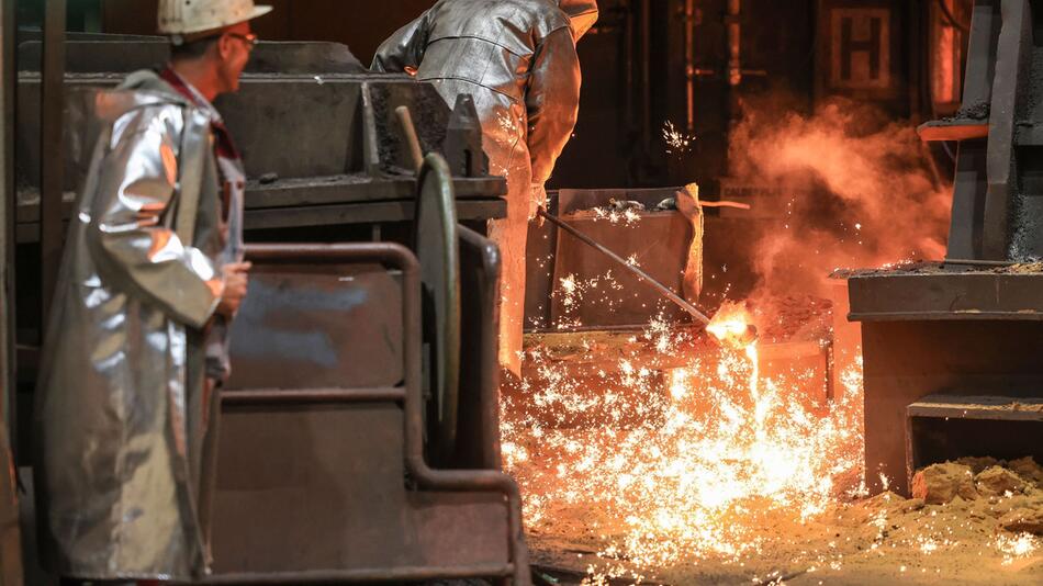 Stahlarbeiter an einem Hochofen von ThyssenKrupp in Duisburg