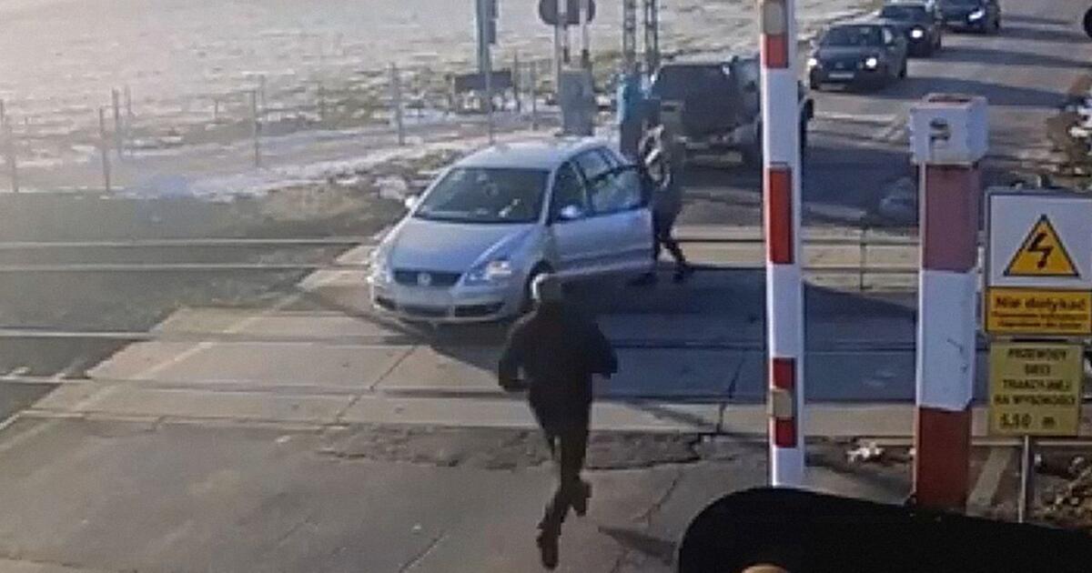 Spülmaschine Bleibt Bei 1 Minute Stehen Auto bleibt auf Gleisen stehen – Helfer hat rettende Idee | 1&1