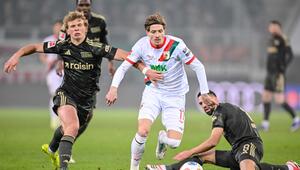 Leopold Querfeld (l, 1. FC Union Berlin) in Aktion gegen Kristijan Jakić (FC Augsburg).