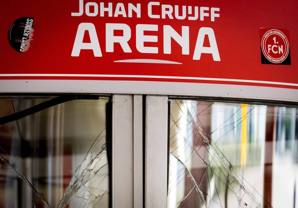 Die Glastüren am Eingang zur Johan Cruijff ArenA sind eingeschlagen.