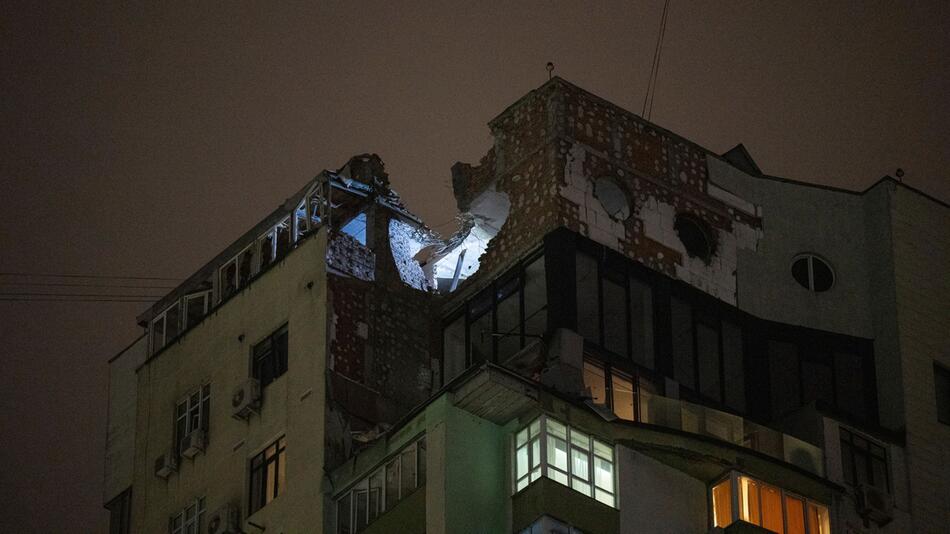 Schäden auf dem Dach eines Wohnhauses in Kiew