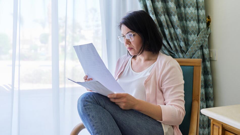 Frau hält Brief in der Hand