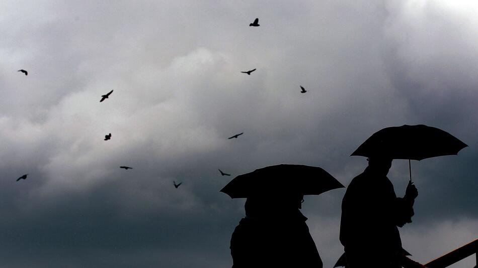 Passanten mit Regenschirmen