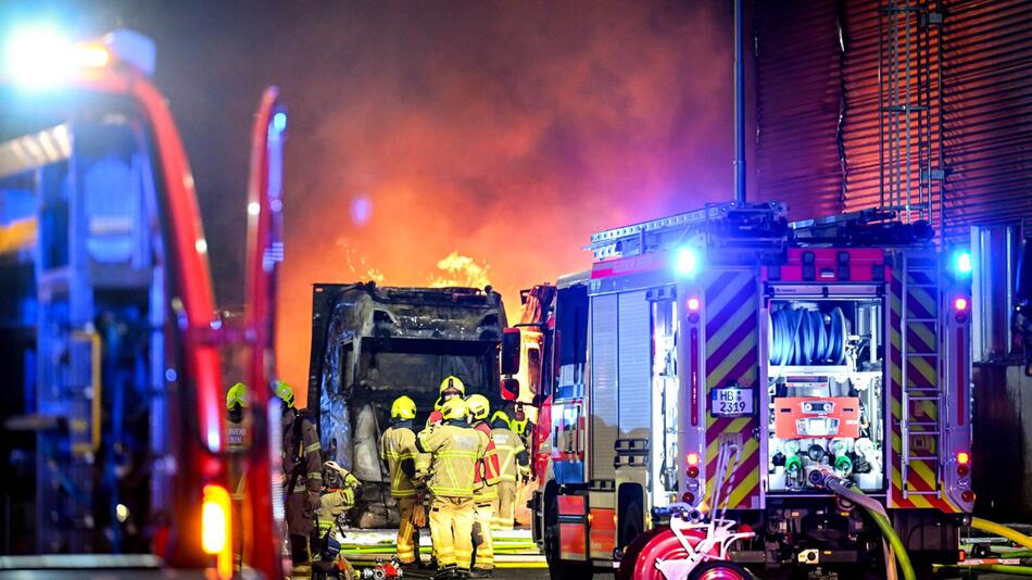 Großbrand in Bremer Überseestadt