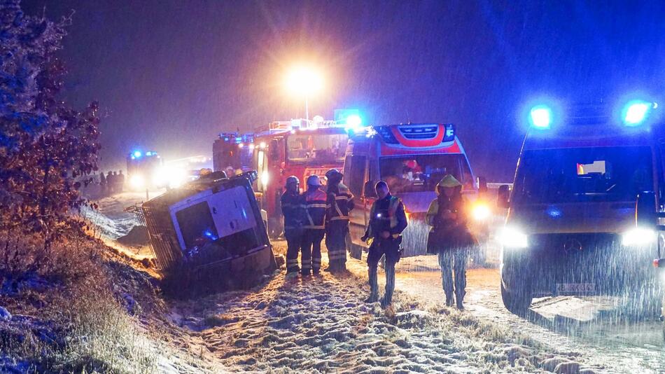 Transporter überschlägt sich auf A9 bei Coswig