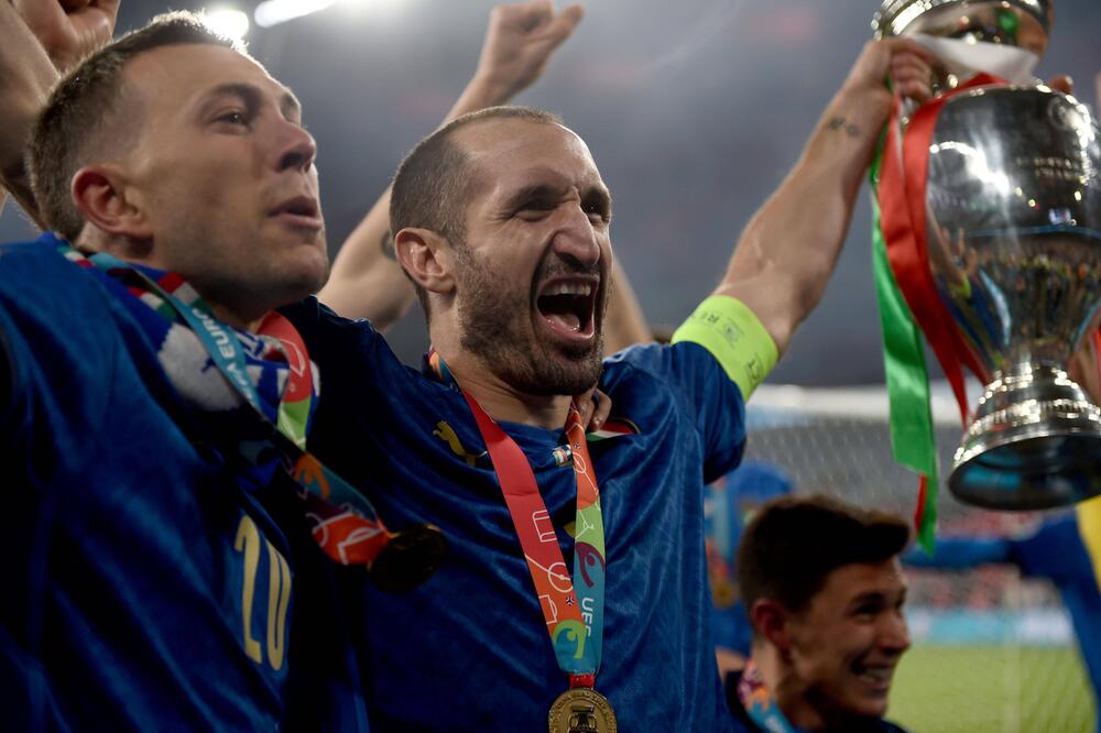 Giorgio Chiellini feiert mit der Nationalmannschaft Italiens die Europameisterschaft 2021.