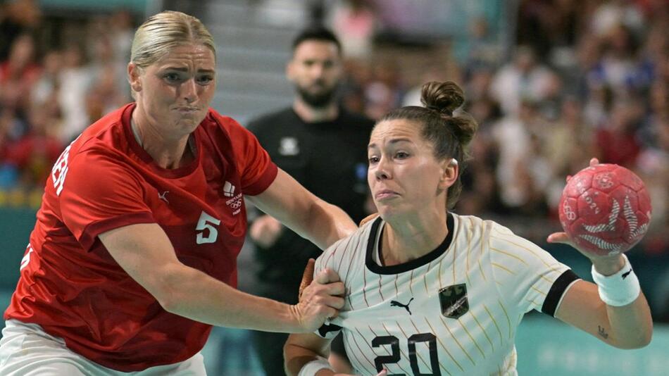 Die deutsche Handball-Nationalspielerin Emily Bölk im Kampf mit einer Dänin