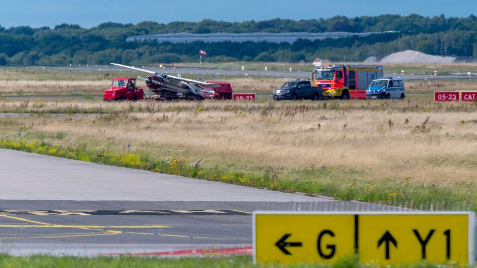 Hamburger Flughafen - Kleinflugzeug kommt von Landebahn ab