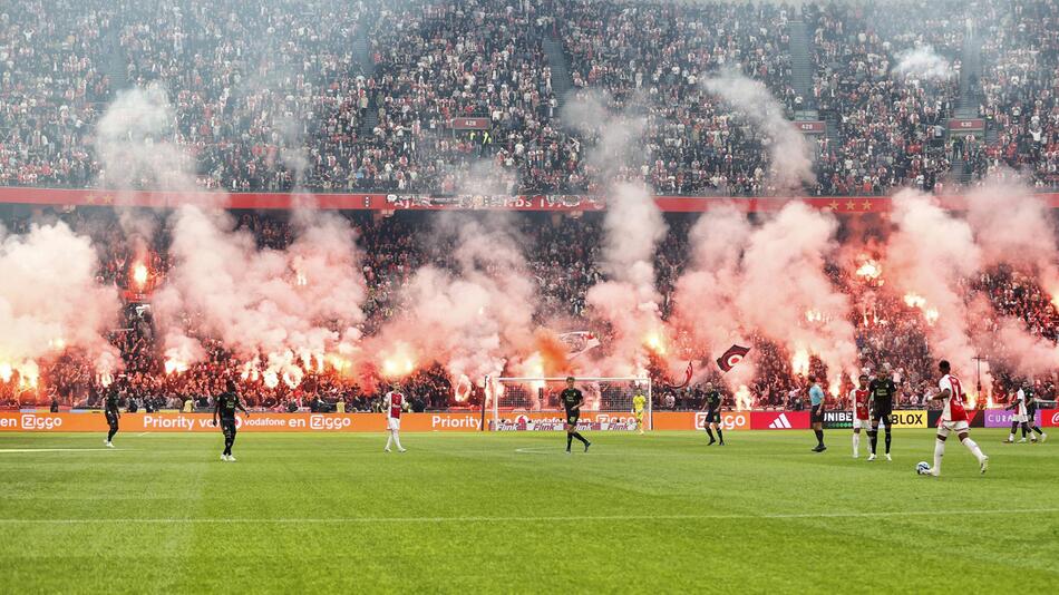 Fans von Ajax Amsterdam zünden beim Spiel gegen Feyenoord Rotterdam Pyrotechnik.