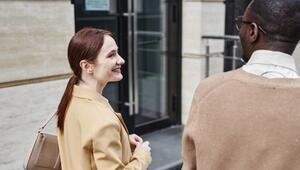 Frau und Mann treffen sich 