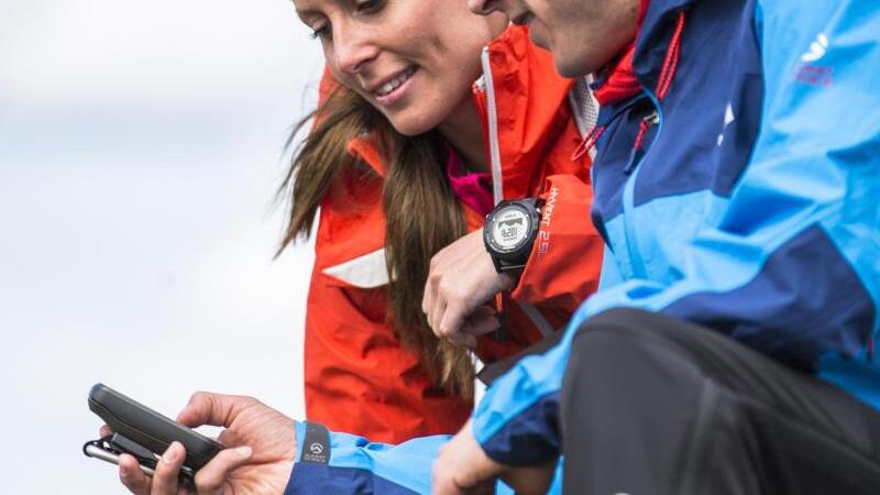 Zwei Menschen mit GPS-Gerät