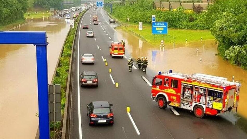 Autobahn 30 nach Gewitter überflutet