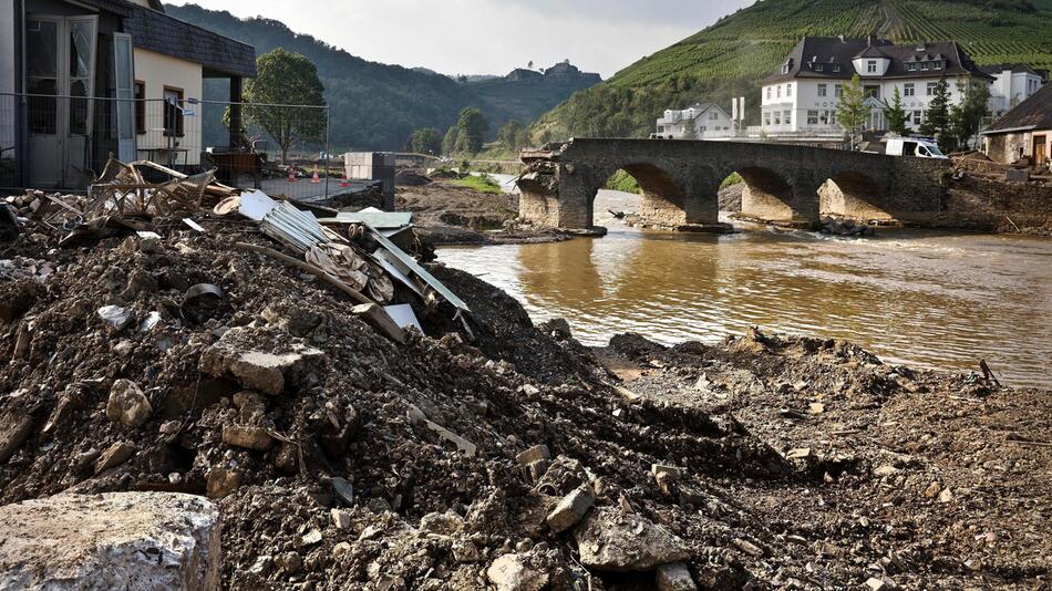 Flut, Hochwasser, Katastrophe, Rech, Ahr, Nepomuk-Brücke, Rheinland-Pfalz, 2021