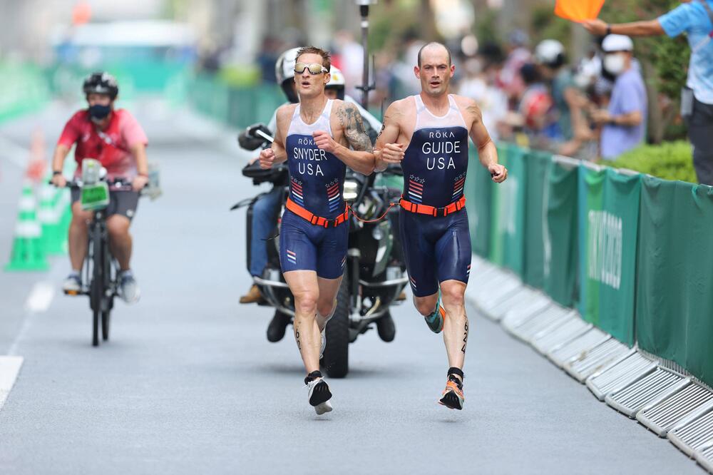 Brad Snyder (l.) und sein Guide beim Triathlon in Tokio.