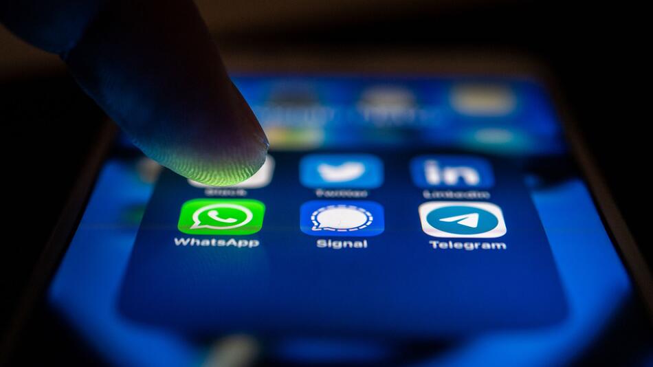 Whatsapp ist auf dem Display eines Smartphones zu sehen