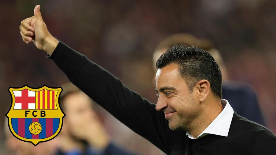 Barcelonas Cheftrainer Xavi Hernandez recht den Daumen nach oben