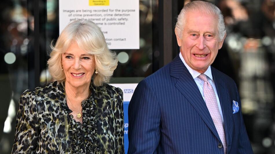 Als wäre nichts gewesen: Königin Camilla und König Charles zeigten sich bei der Ankunft am ...